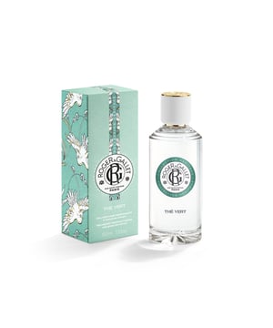 ROGER & GALLET präsentiert das Thé Vert Wellness-Duftwasser. Dieses frische Parfum evoziert die Leichtigkeit und Frische eines Tees und entfaltet eine strahlende Komposition, die Zitrus- und Holztöne harmonisch verbindet. Es lädt uns dazu ein, einen Moment der Ruhe zu erleben und die Gegenwart zu genießen. Die kalabresische Zitrone bringt einen erfrischenden Akzent, der die Zitrusnuancen perfekt betont. Im Herzen des Duftes sorgt ein natürlicher Extrakt aus grünem Tee für Entspannung und Beruhigung der Sinne. Guajakholz umhüllt uns sanft und kreiert ein warmes, holziges Ambiente.