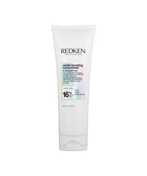 CONCENTRADO DE ENLAZADO ÁCIDO Mascarilla líquida profesional sin sulfatos para cabellos dañados de REDKEN Esta innovadora mascarilla líquida de uso profesional, que actúa en 5 minutos, está diseñada para reparar e hidratar intensivamente el cabello dañado. Su fórmula proporciona una profunda hidratación y ayuda a reparar los enlaces capilares dañados. Con un uso constante, este producto mejora la resistencia y el brillo del cabello, protegiéndolo de futuros daños gracias a su exclusivo complejo acondicionador (16%) que contiene una alta concentración de agentes catiónicos, aceites nutritivos y ácido cítrico. El resultado es un cabello notablemente más fuerte, saludable y brillante. Ventajas: Hasta 72 horas de hidratación intensa. Facilita el desenredado del cabello. Triplica la fortaleza del cabello. Proporciona brillo durante 3 días. Restaura la salud del cabello. No deja una sensación pesada.