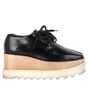 VINTAGE, RRP AS NEW
Bold, modern, and unmistakably Stella. The Elyse platform derby sneakers are a signature silhouette that fuses sharp tailoring with eco-conscious innovation. Crafted from sleek black faux leather, this standout pair features classic lace-up styling set atop a sculptural platform sole with a contrasting saw-edge finish. Lightweight and striking, they offer height without compromise — making a statement with every step.


Stella McCartney Elyse Platform Derby Sneakers in Black Faux Leather
Condition: good
Signs of wear: Minor markings, Lightly used but very well maintained. Minor mark at soles & creasing, light scuffing at the soles and heels.
Packaging: None
Color: black
Material: Faux Leather 
Size: EU | 35
Measurements: Insole length: 270
SKU: NAPPUGBSH466357W