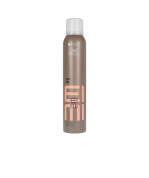 EIMI DRY ME de Wella es un champú seco diseñado para revitalizar el cabello al día siguiente del lavado. Este producto ofrece múltiples beneficios, como refrescar el cabello, eliminar la sensación de grasa, mantener el peinado, y proporcionar volumen, textura y brillo. Su fórmula, a base de una fina textura de almidón de tapioca, permite revitalizar el cuero cabelludo, espaciar los lavados y eliminar la sensación de apelmazamiento en la raíz. Además, gracias a su fijación suave de nivel 1, asegura que tu peinado permanezca intacto mientras aporta un volumen ligero y un brillo notable. Todo esto acompañado de un aroma fresco que perdura durante todo el día. Es adecuado para todo tipo de cabello.
