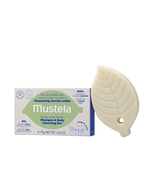 BIO-Festshampoo von MUSTELA - das erste kompakte Dusch- und Haarshampoo in fester Form. Frei von Seife, Silikonen und sulfatierten Tensiden. Angereichert mit BIO-Avocado- und BIO-Olivenöl sorgt es für sanfte Reinigung von Haut und Haaren der gesamten Familie, geeignet ab 3 Jahren. Es hinterlässt die Haut weich und geschmeidig sowie das Haar glänzend und gepflegt. Dieses minimalistische Produkt ist vielseitig einsetzbar und ideal für die ganze Familie. Auch umweltfreundlich, da es ohne Plastik und Abfall auskommt. 94 % der Inhaltsstoffe stammen aus natürlichen Quellen, und die vegane Rezeptur erreicht die beste Bewertung bei Yuka (100/100). Es erzeugt einen reichhaltigen, cremigen Schaum, der die Anwendung angenehm macht. Praktisch in kompaktem Format, nimmt es kaum Platz ein und ersetzt zwei Flaschen mit 200 ml, was auch Geld spart. Es erfüllt die Anforderungen moderner Verbraucher in Bezug auf umweltbewusstes Handeln. Die Verpackung besteht zu 100 % aus recycelbarem Karton, hat eine kreative Blattform, die Natürlichkeit symbolisiert, die Handhabung erleichtert und das Interesse von Kindern weckt, um deren Selbstständigkeit zu fördern.