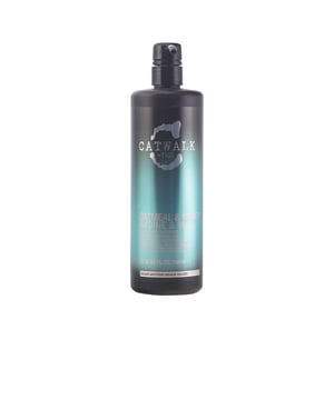 CATWALK OATMEAL & HONEY Nährendes Shampoo von Tigi. Dieses Shampoo ist speziell für die Behandlung von geschädigtem, trockenem und lockigem Haar entwickelt worden. Ideal für den täglichen Gebrauch, reinigt es intensiv und befreit die Kopfhaut sowie das Haar von Verunreinigungen, wodurch sie optimal auf folgende Pflegeprodukte vorbereitet werden. Zudem spendet es Feuchtigkeit, stärkt das Haar und verleiht ihm Glanz und Geschmeidigkeit, während es Frizz effektiv bekämpft. Dank seiner schonenden Formel wird die Haarfarbe geschont und bleibt länger strahlend. Der angenehme Duft von Haferflocken und Honig bietet ein unvergleichliches, sensorisches Erlebnis.