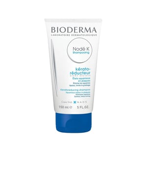 El champú NODÉ K de Bioderma está diseñado para combatir el picor del cuero cabelludo, proporcionando alivio y eliminando escamas en forma de placas, además de prevenir su reaparición. Su fórmula, que incluye forskolina para calmar la picazón y extracto de Zanthoxylum que ayuda a reducir la necesidad de rascarse, ofrece una limpieza suave que respeta tanto el cuero cabelludo como el cabello. Se recomienda su uso tres veces por semana: aplíquelo sobre el cabello húmedo, masajee, déjelo actuar durante cinco minutos y luego enjuague.