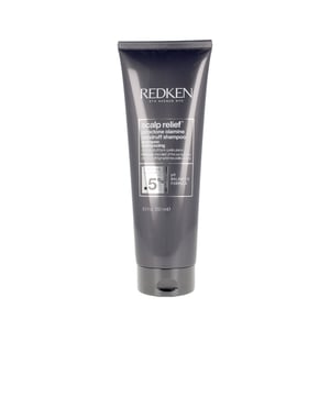 El champú SCALP RELIEF DANDRUFF CONTROL de Redken es una solución efectiva contra la caspa, diseñada para eliminar y prevenir esta condición mientras calma y alivia el cuero cabelludo. Es la única fórmula que se puede aplicar tanto en seco como en húmedo, ofreciendo una doble acción: en seco, actúa directamente sobre las partículas de caspa, y al combinarse con el agua, realiza una limpieza profunda del cuero cabelludo.   Su fórmula, enriquecida con extracto de lavanda y glicerina, reconforta y alivia cualquier tipo de irritación, incluyendo rojeces y picazón, mientras fortalece la piel del cuero cabelludo para prevenir el reaparición de la caspa. Después de utilizarlo, tu cabello recuperará su belleza natural y el cuero cabelludo permanecerá hidratado y libre de impurezas. Este champú es adecuado para el uso diario y se puede emplear en todo tipo de cabellos que presenten problemas de caspa.