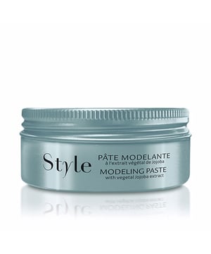 La marca de productos capilares Rene Furterer presenta su pasta moldeadora STYLE. Esta crema, diseñada para proporcionar un acabado mate, permite definir y remodelar el cabello de diversas maneras. En su formulación incluye Anatida, un ingrediente que contribuye a conservar la hidratación natural del cabello y a mantener su integridad, junto con Caolín, una arcilla blanca que aporta una textura flexible y manejable.
