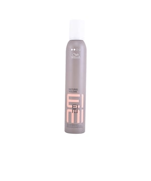 La espuma voluminizadora EIMI NATURAL VOLUME de Wella proporciona una fijación suave y un acabado natural. Con una fijación de nivel 2, esta fórmula crea un acabado voluminoso sin dejar residuos, brindando una sensación agradable y una fijación sutil. Ha sido diseñada con ingredientes cuidadosamente seleccionados que ayudan a resguardar el cabello de la deshidratación que puede causar el uso de secadores y cepillos. Su textura ha sido optimizada para facilitar una aplicación más precisa y efectiva en estilos creativos. Es ideal para cualquier tipo de cabello, especialmente aquellos más finos o que carecen de volumen.
