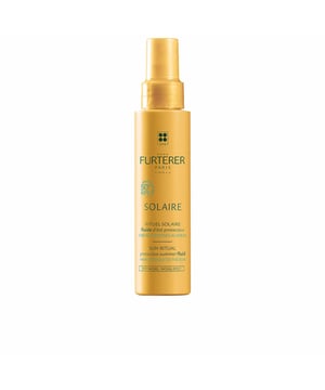 El fluido solar KPF 50+ de RENE FURTERER está diseñado para proteger el cabello del daño solar. Este producto, que no deja residuos grasos y es resistente al agua, proporciona una excelente defensa para aquellos cabellos expuestos a la luz solar. Su composición balanceada incorpora aceite de sésamo, conocido por sus propiedades de fotoprotección, junto con un filtro UV de KPF 50+*, que asegura una protección elevada para las fibras capilares. Con un aroma fresco y agradable, este fluido es adecuado para todo tipo de cabellos, incluyendo los tratados con color, y es un aliado esencial durante la época estival, ayudando a evitar la deshidratación y manteniendo el cabello suave sin dejarlo pesado. Sin presencia de siliconas.  Ventajas:  - Protección muy alta frente a los rayos UV: se distingue por su índice de protección KPF 50+*, que es exclusivo y patentado. - Función hidratante: protege el cabello de la sequedad provocada por el sol, la piscina, el mar y el viento a lo largo del día. - Acabado ligero: se presenta como un spray de textura etérea, sin grasa y con un fragancia deliciosa que recuerda al verano.  El KPF (Keratin Protection Factor), desarrollado y patentado por René Furterer, es el único sistema que mide la efectividad de la protección capilar*, de manera similar a como se califica la protección solar para la piel, logrando así la protección más elevada para el cabello con KPF 50+.