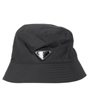 VINTAGE, UVP WIE NEU  
Setzen Sie ein Statement, während Sie stilvoll vor der Sonne geschützt sind, mit dem Prada Re-Nylon Metal Triangle Logo Bucket Hat aus schwarzem Nylon. Hergestellt aus strapazierfähigem, nachhaltigem Re-Nylon-Stoff, verfügt dieser schicke Bucket Hat über das charakteristische silberne und schwarze emaillierte Prada-Logo auf der Vorderseite, das Ihrem Look einen Hauch zeitgenössischer Luxus verleiht. Das schlanke Design und das funktionale Material machen ihn zu einem unverzichtbaren Accessoire für jede modebewusste Frau, die Praktikabilität mit hochwertigem Stil verbinden möchte.  

Prada Re-Nylon Metal Triangle Logo Bucket Hat aus schwarzem Nylon  
Zustand: Ausgezeichnet  
Abnutzungsspuren: Keine Abnutzungsspuren.  
Verpackung: Keine  
Farbe: schwarz  
Material: Nylon  
Größe: INT | S  
Maße: Höhe: 100; Länge: 550  
SKU: NAPPUDEAC466125W