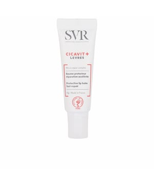 CICAVIT+ labios de SVR Laboratoire Dermatologique es un bálsamo diseñado para proteger y reparar los labios secos o muy secos de manera rápida y eficaz. Su fórmula contiene un 99% de ingredientes de origen natural. Incluye un activo reparador que acelera el proceso de recuperación de la piel, logrando resultados 7 veces más rápidos. Además, posee propiedades calmantes gracias a un polisacárido rico en ramnosa que crea una barrera protectora, evitando que las bacterias nocivas se adhieran a la piel. También incorpora azúcar prebiótico, que ayuda a reequilibrar la flora cutánea. Sus ingredientes hidratantes y nutritivos, como el aceite de ricino, aceite de almendras dulces, aceite de coco, manteca de karité y cera de abejas, forman una capa protectora que resguarda los labios de las agresiones climáticas.