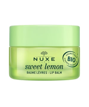 Bálsamo labial SWEET LEMON de NUXE. Este bálsamo especial mezcla la riqueza de elementos naturales con un vibrante aroma a merengue de limón, ofreciendo un cuidado integral para unos labios hidratados, suaves y luminosos. Ventajas: Nutrición Prolongada: Los componentes clave hidratan profundamente tus labios, previniendo la sequedad y las molestias de los labios agrietados. Fragancia Refrescante: El sutil aroma a merengue de limón brinda una experiencia única, generando una sensación revitalizante y refrescante. Protección Continua: La fórmula avanzada actúa como un escudo, protegiendo tus labios de los efectos adversos del clima y factores ambientales. Brillo Sutil: Este bálsamo ofrece un delicado brillo natural, acentuando la belleza de tus labios de forma elegante. También es vegano (certificado por The Vegan Society) y no contiene ingredientes de origen animal. 99% de sus ingredientes son de origen natural y el 69% proviene de la agricultura ecológica.