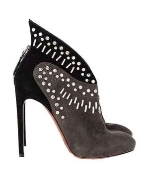 VINTAGE, RRP AS NEW
The Alaïa Winged Embellished Heeled Ankle Boots in Grey and Black Suede are a bold, luxurious statement piece, featuring intricate winged embellishments that add an edgy and dramatic flair. Crafted from soft suede, these boots offer a unique combination of grey and black hues, enhancing their versatile, sophisticated design. The sculptural heel provides added height while maintaining comfort, making them perfect for both day and night events. Style them with a sleek midi skirt or tailored trousers for an elevated, fashion-forward look that exudes confidence and elegance.

 Alaïa Winged Embellished Heeled Ankle Boots in Grey and Black Suede

Condition: Very good
Signs of wear: Minor sign of wear. No Mark at insole., Lightly used but very well maintained. Minor mark at soles & creasing, light scuffing at the soles and heels.
Packaging: Dust bag
Color: Grey
Material: Suede | suede
Size: IT | 37
Measurements: Heel height: 120; Insole length: 270
SKU: TONPUGBSH463236W