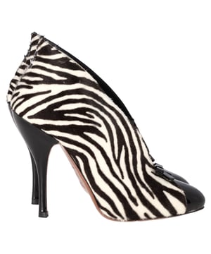 VINTAGE, RRP AS NEW
Turn heads with the Alaïa Azzedine Zebra Print Booties in Black and White Calfskin Pony Hair. These eye-catching booties feature a bold zebra print that perfectly blends high-fashion allure with a wild, exotic touch. Crafted from luxurious calfskin pony hair, they provide a smooth, premium feel while offering an effortlessly chic look. Whether paired with an elegant dress or sleek trousers, these booties are the perfect statement piece for a daring, yet sophisticated, style that commands attention.

Alaia Azzedine  Zebra Print Booties in Black and White Calfskin Pony Hair
Condition: Very good
Signs of wear: Include Box., No visible sign of wear. No Mark at insole., Lightly used but very well maintained. Minor mark at soles & creasing, light scuffing at the soles and heels. some small stains
Packaging: Box, Dust bag
Color: Black and White
Material:  Pony Hair
Size: EU | 38
Measurements: Heel height: 200; Insole length: 270
SKU: NAPPUGBSH463297W