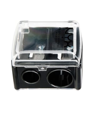El sacapuntas SHARPENER de NYX Professional Makeup es imprescindible para mantener tus lápices de ojos, cejas y pestañas en perfecto estado. Cuenta con un innovador diseño 2 en 1, fabricado en acero de alta calidad, que se adapta tanto a lápices jumbo como a los de tamaño convencional. Su uso es muy sencillo y suave, y recoge las virutas en su carcasa interna, asegurando así una experiencia de afilado limpia y eficiente.