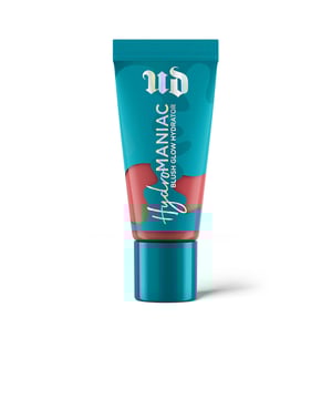 HYDROMANIAC colorete líquido de URBAN DECAY   Hydromaniac Blush es nuestro colorete en crema, ligero y de larga duración, que ofrece 24 horas de hidratación y un brillo radiante en las mejillas, logrando un rubor que dura todo el día.   Beneficios: Este producto te permite lucir un efecto “sunkissed” durante todo el año, al mismo tiempo que cuida tu piel gracias a su fórmula enriquecida con extracto de Kombucha, que ilumina y purifica visiblemente la piel, y aceite de marula, que hidrata, protege y retiene la humedad del rostro. Su diseño de punta facilita una aplicación precisa y sin esfuerzo, lo que lo convierte en el complemento ideal para llevar a cualquier lugar.