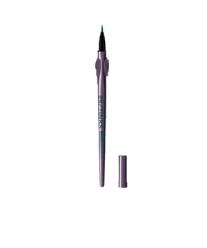 24/7 INK Liner de URBAN DECAY. ¡Desata tu imaginación con el lápiz de ojos líquido más destacado! ¿EN QUÉ CONSISTE? Este delineador líquido, creado con un diseño ergonómico y pigmentos que imitan la tinta, proporciona un color duradero sin agrietarse, mancharse ni desvanecerse. ¿CUÁL ES SU FUNCIÓN? Gracias a su intuitivo diseño y su punta precisa, este eyeliner te permite dominar tus looks con facilidad. Se presenta en 9 colores, tanto en acabados mate como en brillantes. INGREDIENTES Y VENTAJAS Su fórmula vegana, resistente al agua, asegura que no se manche ni se desmorone. ¿QUÉ LO HACE EL MEJOR DEL MERCADO? Diseño fácil de usar, fórmula vegana, libre de crueldad, y resistente al agua y a las manchas. En una autoevaluación con 106 mujeres de entre 18 y 45 años, se obtuvieron los siguientes resultados: El 97% afirmó que el agarre del lápiz facilita el control en la aplicación. El 92% opinó que permite una aplicación rápida. El 96% indicó que ayuda en la creación de delineados. El 94% sostuvo que facilita trazar líneas de diferentes grosores. El 90% de las participantes comentó que es fácil de aplicar sin importar la experiencia previa.
