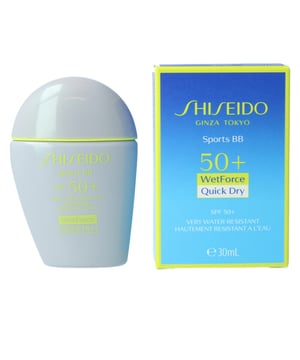 Sonnenschutz oder Kosmetik? Die SUN CARE SPORTS BB SPF50+ von Shiseido übertrifft beides! Dieser farbige Sonnenschutz bietet mit einem beeindruckenden Lichtschutzfaktor (LSF50+) optimalen Schutz vor schädlichen UV-Strahlen und gleichzeitig einen ansprechenden, langanhaltenden Teint mit natürlichem Finish und mittlerer Deckkraft. Er ist ideal für all jene, die auch bei Sonneneinstrahlung, sei es beim Sport oder am Strand, nicht auf einen strahlenden Look verzichten möchten, da er eine hohe Widerstandsfähigkeit gegen Wasser, Feuchtigkeit und Schweiß (bis zu 80 Minuten) bietet. Zudem beinhaltet er die innovative WetForce-Technologie, die die Schutzwirkung verstärkt, wenn das Produkt 30 Minuten der Sonne oder Schweiß ausgesetzt ist. Die BB-Creme ist in verschiedenen Nuancen erhältlich und passt sich jedem Hauttyp an. Empfohlen von der Skin Cancer Foundation für die tägliche Anwendung. Dermatologisch und augenärztlich getestet und nicht komedogen.