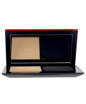 SYNCHRO SKIN ANPASSBARES Puder von Shiseido, Farbton #360. Diese cremige Puderfundation kann sowohl trocken als auch feucht aufgetragen werden und sorgt für ein natürliches, perfektes Finish, das nicht von Schweiß, natürlichen Hautölen oder Gesichtsausdrücken beeinflusst wird. Mit der innovativen ActiveForceTM-Technologie passt sich diese Make-up-Basis ideal an die Haut an und gewährleistet ein makelloses Aussehen für 24 Stunden, ohne dass eine Nachbesserung notwendig ist. Dank ihrer sensorischen Technologie reagiert sie auf den Zustand, den Farbton und die Beschaffenheit der Haut, wodurch diese ein strahlendes Aussehen erhält. Ein herausragender Inhaltsstoff ist der Extrakt des wilden Thymians, der antioxidative Eigenschaften bietet. Zusätzlich besitzt die Formel antihaftende Eigenschaften, die einen Schutzschild bilden, um zu verhindern, dass Verunreinigungen und äußere Einflüsse die Haut belasten oder schädigen.