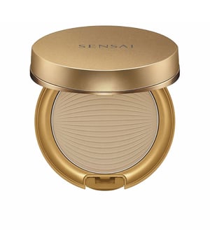 Maquillaje en formato polvo que incluye protección solar y tratamiento antienvejecimiento (SPF 20). Este producto defiende la piel de los daños causados por la radiación UV a corto y largo plazo. Su textura ligera y suave ofrece una protección eficaz y duradera al agua, además de un acabado natural y uniforme. Gracias a la esponja que viene en el estuche, podemos lograr dos tipos de cobertura en el rostro: una cobertura media al utilizar la esponja en seco o un acabado más natural al aplicar con la esponja húmeda.