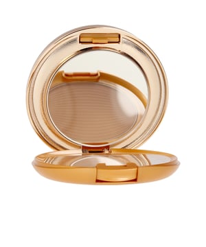 Maquillaje en formato polvo que incluye protección solar y tratamiento antienvejecimiento (SPF 20). Este producto defiende la piel de los daños causados por la radiación UV a corto y largo plazo. Su textura ligera y suave ofrece una protección eficaz y duradera al agua, además de un acabado natural y uniforme. Gracias a la esponja que viene en el estuche, podemos lograr dos tipos de cobertura en el rostro: una cobertura media al utilizar la esponja en seco o un acabado más natural al aplicar con la esponja húmeda.