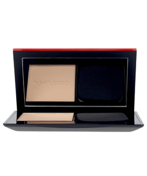 SYNCHRO SKIN ANPASSBARES Puder von Shiseido, Farbton #360. Diese cremige Puderfundation kann sowohl trocken als auch feucht aufgetragen werden und sorgt für ein natürliches, perfektes Finish, das nicht von Schweiß, natürlichen Hautölen oder Gesichtsausdrücken beeinflusst wird. Mit der innovativen ActiveForceTM-Technologie passt sich diese Make-up-Basis ideal an die Haut an und gewährleistet ein makelloses Aussehen für 24 Stunden, ohne dass eine Nachbesserung notwendig ist. Dank ihrer sensorischen Technologie reagiert sie auf den Zustand, den Farbton und die Beschaffenheit der Haut, wodurch diese ein strahlendes Aussehen erhält. Ein herausragender Inhaltsstoff ist der Extrakt des wilden Thymians, der antioxidative Eigenschaften bietet. Zusätzlich besitzt die Formel antihaftende Eigenschaften, die einen Schutzschild bilden, um zu verhindern, dass Verunreinigungen und äußere Einflüsse die Haut belasten oder schädigen.