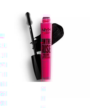 MÁSCARA DE PESTAÑAS ON THE RISE DE NYX PROFESSIONAL MAKEUP    La máscara de pestañas On the Rise es una increíble opción para quienes buscan volumen y un efecto lifting. Con ella, podrás elevar tus expectativas al instante, logrando una mirada deslumbrante y cautivadora. Además, su fórmula es completamente vegana.    Enriquecida con cera de arroz, su fórmula ultra pigmentada se adhiere a cada pestaña, envolviéndolas en un profundo negro mate. Con solo unas pocas aplicaciones, no solo levantarás tus pestañas, sino que también conseguirás un volumen impresionante.    El innovador cepillo aplicador de elastómero, con forma de reloj de arena, separa las pestañas desde la raíz hasta las puntas. Esto proporciona una elevación y volumen dramáticos que hará que todas las miradas se concentren en tus ojos.