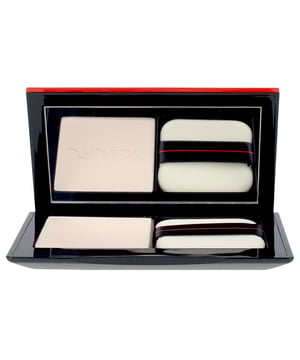 SYNCHRO SKIN - Unsichtbares Seidenpulver von Shiseido. Dieser transparente Kompaktpuder eignet sich für alle Hauttypen. Shiseido präsentiert seine „intelligenten“ Puder, die sich den ganzen Tag über perfekt an die Bedürfnisse jeder Haut anpassen. Sie ermöglichen eine kontinuierliche Sauerstoffzufuhr und sorgen für ein natürliches, frisches und strahlendes Finish. Die Formel perfektioniert das Hautbild, minimiert das Erscheinungsbild von Poren, feinen Linien und kleinen Unregelmäßigkeiten und verleiht der Haut ein samtiges Gefühl. Da die Puder farblos sind, sind sie die ideale Wahl für jede Hautfarbe – von hell bis dunkel. Sie bieten eine langanhaltende Textur, die sich gut in die Haut einfügt und eine gleichmäßige Anwendung ermöglicht. Zudem sind sie vollkommen wasser- und schweißbeständig. Dermatologisch getestet und nicht komedogen.