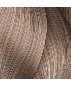 DIA LIGHT Gel-Creme Acid ohne Ammoniak, entwickelt von LOréal Professionnel, ist eine spezielle semipermanente Coloration für empfindliches Haar. Diese Tönungsbehandlung ermöglicht eine individuelle Anpassung der Haarfarbe und schafft strahlende, helle Reflexionen. Ideal für bis zu 6 Wochen, sollte sie nur bei maximal 30% grauem Haar eingesetzt werden, um ein optimales Ergebnis zu erzielen. Die geruchsneutrale und ammoniakfreie Formel schont das Haar, verhindert Austrocknung und sorgt gleichzeitig für Feuchtigkeit und Nährstoffe, die helfen, bestehende Schäden zu reparieren und die Gesundheit sowie Widerstandsfähigkeit des Haares zu unterstützen. Die leichte Gel-Creme-Textur schützt die Kopfhaut vor Spannungen. Diese Färbung ist ausschließlich für den professionellen Einsatz in Salons vorgesehen.
