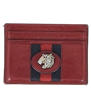 VINTAGE, UVP WIE NEU  
Eine mutige Mischung aus Erbe und Glamour, der Gucci Web Rajah Kartenhalter ist aus reichhaltigem rotem Kalbsleder gefertigt und zeigt den ikonischen grünen und roten Webstreifen des Hauses. Im Mittelpunkt steht ein mit Kristallen verzierter Tigerkopf — inspiriert von der Rajah-Kollektion — der einen wilden, juwelenhaften Akzent setzt. Mit fünf Kartenfächern ist dieses Stück sowohl funktional als auch modisch innovativ.  

Gucci Web Rajah Kartenhalter aus rotem Leder  
Zustand: Ausgezeichnet  
Abnutzungserscheinungen: Kein Verkaufsetikett, Keine sichtbaren Gebrauchsspuren,  
Verpackung: Keine  
Farbe: Rot  
Material: Leder | Leder  
Größe: Einheitsgröße | Einheitsgröße  
Maße: Breite: 10; Höhe: 70; Länge: 100  
SKU: NAPPUGBSM466075W
