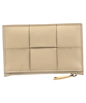VINTAGE, RRP AS NEW
The Bottega Veneta Cassette Zipped Card Case in Nude Leather combines sleek, minimalist design with the brand’s signature intrecciato weave for a sophisticated touch. Crafted from soft, supple leather, this compact card case offers both style and practicality, featuring a zippered closure for secure storage. Pair it with a structured handbag or slip it into your pocket for an effortlessly chic, everyday accessory. Complete your look with a tailored blazer and subtle jewelry to keep the focus on the sleek design of this versatile card case.

 Bottega Veneta Cassette Zipped Card Case in Nude Leather

Condition: Very good
Signs of wear: Minor signs of wear
Packaging: None
Color: Brown | nude
Material: Leather | leather
Size: One Size | One Size
Measurements: Width: 15; Height: 75; Length: 115
SKU: NAPPUGBSM463901W