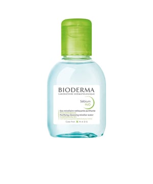 La solución micelar Sebium H2O de Bioderma es un producto diseñado para limpiar y desmaquillar con suavidad las pieles mixtas y grasas, sin provocar sequedad. La limpieza de estas pieles, especialmente aquellas con imperfecciones, requiere un enfoque más profundo para prevenir la proliferación bacteriana y la aparición de brotes. Con este fin, Bioderma ofrece su agua micelar, que no solo retira el maquillaje de manera amable, sino que también ayuda a desobstruir poros y a mejorar la salud de la piel. Su composición está diseñada para controlar la producción de sebo y minimizar los brillos no deseados. Con un uso regular, la piel lucirá más suave y estará optimizada para absorber adecuadamente los productos de tratamiento posteriores.