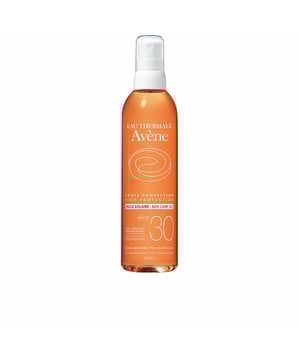 Sonnenschutzöl ideal für sensible Hauttypen. Mit seiner nicht fettenden Formulierung bietet das SPF 30 Sonnenöl ein seidiges Hautgefühl. Es wurde entwickelt, um empfindliche Haut optimal vor der Sonne zu schützen. Das Produkt enthält ein effektives Filtersystem, das sowohl UVB- als auch UVA-Strahlen abblockt. Zudem ist Provitamin E (Prä-Tocopheryl) enthalten, ein potentes Antioxidans, das die Hautzellen vor oxidativem Stress bewahrt.
