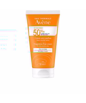 SOLAIRE HAUTE PROTECTION Crème sans Parfum SPF50+ von Avène bietet einen erstklassigen Sonnenschutz für trockene und empfindliche Haut im Gesicht. Diese duftneutrale Creme mit ihrer geschmeidigen, schmelzenden Konsistenz sorgt dafür, dass die Haut von Gesicht und Hals bis zu 8 Stunden mit Feuchtigkeit versorgt wird und hinterlässt dabei ein mattes, kaum wahrnehmbares Finish. Die Haut bleibt 100 % photostabil und zusätzlich wasserabweisend. Sie ist nicht komedogen und eignet sich hervorragend als Grundlage für das tägliche Make-up. Diese Creme wirkt effektiv gegen Faltenbildung und Pigmentflecken und hilft, lichtbedingte Hautalterung hinauszuzögern.  Die besondere Formel enthält TRIASORB™, einen neuartigen Ultra-Breitband-Sonnenschutz, der über UV-Strahlen hinaus auch blaues Licht filtert und Schäden an Zellen, verursacht durch Sonnenstrahlung, um bis zu 95 % verringert**. TRIASORB™ hat sich als sicher für den Menschen erwiesen. Die Rezeptur bietet im Vergleich zur Vorgängerversion um 18 % reduzierte Inhaltsstoffe, die sorgfältig ausgewählt und dosiert sind, um auch den ökologischen Fußabdruck zu berücksichtigen. Die umweltfreundliche Verpackung besteht zu 64 % aus recyceltem Material und ist vollständig recycelbar, um die Umwelt zu schützen.  • PHOTOPROTEKTOR: photostabile UVB- und UVA-Filter, die die negativen Effekte der Sonnenstrahlung reduzieren.  • ANTIOXIDANT: Schützt die Hautzellen vor schädlichen freien Radikalen. • OHNE PARFÜM: Um empfindliche oder intolerante Haut zu schonen.  • WASSERABWEISEND: Bietet auch beim Schwimmen Schutz vor Sonnenstrahlen. • KEIN WEIßEFFEKT: Gewährleistet einen natürlichen Teint mit unsichtbarem Schutz im Alltag.   * Klinische Studien zur Hydratationsdynamik. ** Analyse des DNA-Schadens (Cyclobutan-Pyrimidin-Dimere) mittels LC-MS nach intensiver UV-Exposition.