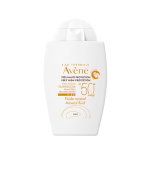 Avène bietet mit dem Solaire Haute Protection Fluid mineralischen Sonnenschutz mit SPF50+ an. Diese Creme schützt die Haut umfassend vor schädlichen UVB- und UVA-Strahlen und bietet zusätzlichen Schutz vor freien Radikalen. Ideal ist sie für empfindliche, intolerante oder hypersensible Hauttypen. Die leichte, flüssige Textur zieht schnell ein und weist eine hohe Wasserfestigkeit auf. Besonders hervorzuheben ist der Inhaltsstoff Pretocopheryl, ein kraftvolles Antioxidans, das den Zellschutz ergänzt. Thermalwasser in der Formel wirkt beruhigend und mindert das Risiko von Hautirritationen. Die spezielle Sunsitive Protection-Formulierung ist frei von Silikonen, Alkohol und Parabenen, wodurch sie auch für sehr empfindliche Haut geeignet ist. Zu den Hauptvorteilen zählen: • Effektiver UVB- und UVA-Schutz. • Enthält beruhigende natürliche Inhaltsstoffe. • Komedogenitätsfrei und hypoallergen. • Ohne Duftstoffe. • Angereichert mit Pretocopheryl, einem Antioxidans. • Optimal für intolerante oder empfindliche Haut.