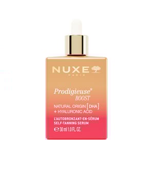 ¡Disfruta de una tez bronceada todo el año!Este sérum combina a la vez la especialización de un tratamiento con los beneficios de un autobronceador. Su innovadora fórmula enriquecida con ácido hialurónico procura a la piel una hidratación duradera al tiempo que la redensifica. Este tratamiento, compuesto de DHA 100% de origen natural, aporta a la piel un tono dorado natural, uniforme y progresivo, ¡como recién llegada de vacaciones, durante todo el año!Resultados inmediatos y visibles:Desde la primera aplicación: El tono dorado tiene un aspecto natural para el 100% de las mujeres*.En 7 días:El producto procura una tez bronceada a medida para el 90% de las mujeres**.La piel está redensificada para el 95% de las mujeres**.Tras detener la aplicación: El tono dorado es visible al menos 3 días para el 100% de las mujeres***.Su textura ligera penetra fácilmente y deja la piel suave y reconfortada.El producto no desprende olor a DHA, sino a una fragancia fresca y chispeante con notas de jazmín y litchi rosa.No mancha.Tratamiento formulado y fabricado en Francia.*Prueba de uso bajo control dermatológico. 21 voluntarias. % de satisfacción inmediatamente tras la aplicación del sérum solo.**Prueba de uso bajo control dermatológico. 21 voluntarias – % de satisfacción tras 7 días de uso del sérum solo.***Prueba de uso bajo control dermatológico. 21 voluntarias. % de satisfacción 3 días tras detener la aplicación del sérum solo.