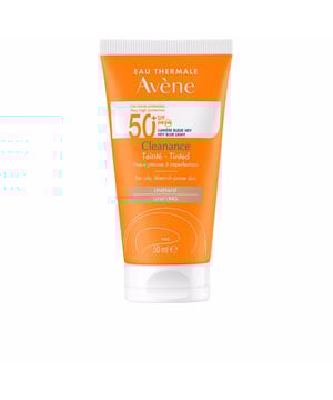 Cleanance Solar SPF 50+ mit Farbe bietet täglichen Ultrabreitband-Sonnenschutz, der vor UV-Strahlen und auch vor blauem Licht bis 450 nm schützt, das die Hautalterung beschleunigt. Diese Pflege ist ideal für den täglichen Schutz fettiger oder unreiner Haut. Mit Monolaurin, einem talgregulierenden Wirkstoff, reduziert es das Auftreten von Flecken deutlich und hilft, der Entstehung von durch Sonneneinstrahlung verursachten Flecken vorzubeugen. Cleanance Solar 50+ verleiht der Haut ein unauffälliges, glanzfreies Finish und ist somit eine hervorragende Make-up-Grundlage. Seine Formel ist außerdem wasserfest. Vorteile: PHOTOPROTECTIVE: UVB-UVA-BLAULICHT-Photostabile Filter, die die schädlichen Auswirkungen der Sonnenstrahlen bekämpfen. -95 % der durch Sonnenstrahlung verursachten Zellschäden*. ANTIOXIDANS: hilft, die Zellen vor freien Radikalen zu schützen**. VEREINFACHT DEN TON: harmonisiert den Ton und verleiht ihm Leuchtkraft SEBORREGULATOR: bewirkt eine deutliche Verringerung von Akne-Läsionen. FORMULIERT, um die Auswirkungen auf Meeresökosysteme zu begrenzen ***. *In-vitro-Test an rekonstruierter Epidermis, die blauem Licht ausgesetzt wurde – Quantifizierung der DNA-Oxidation.  **In-vitro-Test  ***Nicht ökotoxische Filter ohne nennenswerte Auswirkungen auf drei für die marine Biodiversität repräsentative Arten (eine Korallenart, eine Phytoplanktonart und eine Zooplanktonart) gemäß Tests, die vom Ozeanografischen Observatorium von Banyuls-sur-Mer, einem Partner des European Marine Biological Resource Center, in Konzentrationen durchgeführt wurden, die für die in der Umgebung von Sonnenschutzmitteln vorkommenden repräsentativ sind, und optimierte Formeln zur Verbesserung ihrer biologischen Abbaubarkeit gemäß dem OECD301b-Test.