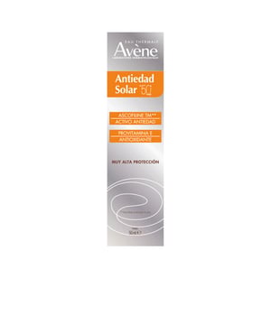 Die Avène SOLAIRE HAUTE PROTECTION Creme mit SPF50 ist ein erstklassiger Sonnenschutz speziell für das Gesicht, der sich ideal für sensible Haut eignet und gleichzeitig Anti-Aging-Effekte bietet. Diese Creme schützt empfindliche Haut intensiv und integriert AscofilinaTM – einen effektiven Inhaltsstoff, der der Hautalterung entgegenwirkt. Die angenehme Textur sorgt für eine langanhaltende Befeuchtung, ohne ein fettiges Gefühl zu hinterlassen. Ihr innovatives Filtersystem bietet zuverlässigen Schutz gegen UVB- und UVA-Strahlen, bleibt photostabil und wirkt kontinuierlich. Zudem enthält sie Antioxidantien wie Pretocopheryl, die die Hautzellen vor oxidativem Stress schützen. Die Formel erzeugt keinen weißen Film und ist zudem wasserfest. Sie besitzt beruhigende und irritationshemmende Eigenschaften.