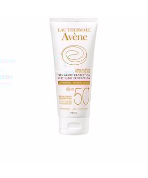 Avène bietet mit der SOLAIRE HAUTE PROTECTION Lait Minéral SPF50+ eine hochwertige Sonnenmilch an, die mineralische Filter verwendet und einen breiten Schutz gegen UVB- und UVA-Strahlen gewährleistet. Diese Lotion schützt die Haut wirkungsvoll vor schädlicher Sonneneinstrahlung und liefert zusätzlich eine Abwehr gegen freie Radikale, die schädliche Zellen angreifen können. Besonders empfehlenswert ist sie für Personen mit empfindlicher, intoleranter oder reaktionsfreudiger Haut. Ihre reichhaltige, nicht fette Textur zieht schnell ein und versorgt die Haut gleichzeitig mit intensiver Feuchtigkeit.   Ein besonderes Merkmal ist der enthaltene Wirkstoff Pretocopheryl, ein starkes Antioxidans, das die Zellen zusätzlich schützt. Das enthaltene Thermalwasser wirkt beruhigend und hilft, Hautirritationen zu reduzieren. Die exklusive Formel von Sunsitive Protection kommt ohne Silikone, Alkohol und Parabene aus, was sie ideal für besonders empfindliche Hauttypen macht. Zu den Schlüsselfunktionen gehören:   - Optimaler Schutz vor UVB- und UVA-Strahlung. - Beruhigende Eigenschaften durch natürliche Inhaltsstoffe. - Komedogen-frei. - Antioxidativer Schutz durch Pretocopheryl. - Besonders geeignet für intolerante und empfindliche Haut.