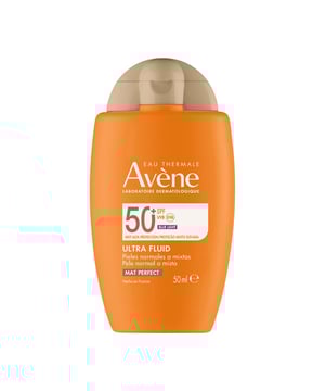 Ultra Fluid Mat Perfect SPF50+ brinda una protección excepcional diariamente frente a la radiación UVB, UVA y la luz azul HEV, contribuyendo a evitar el fotoenvejecimiento.   PROTECCIÓN MÁXIMA: Incorpora TriAsorB, un filtro solar de amplio espectro que defiende la piel no solo de los rayos UV sino también de la luz azul, ayudando a ralentizar el proceso de envejecimiento cutáneo.   TEXTURA LIGERA COMO EL AGUA: Gracias a su tecnología [water-like], proporciona una consistencia sumamente ligera, que se siente imperceptible y deja una sensación de piel al desnudo tras su uso, ideal como base para el maquillaje.   MEJORA LA APARIENCIA CUTÁNEA: Este producto colabora en embellecer la piel, afinando su textura y otorgando un tono uniforme y luminoso. Su tonalidad universal se adapta a la mayoría de los tipos de piel, igualando el color de manera natural, lo que lo convierte en una base de maquillaje sobresaliente. Además, su fórmula de alta tolerancia es apta para las pieles más sensibles y carece de fragancia, siendo resistente al agua.   Ventajas:  - Filtros UVB-UVA y LUZ AZUL fotoestables que ayudan a mitigar los efectos dañinos de la radiación solar. - Unifica el tono: proporciona una apariencia radiante y homogénea. - Protección antipolución: actúa contra las partículas contaminantes presentes en nuestro entorno diario. - Textura ultraligera y fluida para una aplicación sencilla y agradable. - Propiedades antioxidantes: protege las células de los radicales libres. - Resistente al agua: defiende la piel de los daños solares, incluso al nadar. - Libre de perfume.