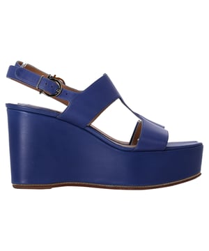 VINTAGE, UVP WIE NEU  
Schreiten Sie in skulpturaler Eleganz mit diesen Ferragamo Slingback Wedge Sandalen, gefertigt aus reichhaltigem blauen Leder. Erhöht durch elegante Plattformsohlen und einen auffälligen Keilabsatz, verfügen sie über auffällige Ketten-Link-Akzente, die dem klassischen Design eine zeitgemäße Note verleihen. Der Riemen mit Schnallenverschluss sorgt für einen sicheren und bequemen Sitz, während die klaren Linien und das polierte Metall die zeitlose Raffinesse von Ferragamo widerspiegeln.

mit Staubbeutel

Ferragamo Ketten-Link-Akzente Slingback Wedge Sandalen aus blauem Leder  
Zustand: Sehr gut  
Abnutzungsspuren: Keine sichtbaren Abnutzungsspuren. Keine Markierung an der Innensohle. Leicht gebraucht, aber sehr gut gepflegt. Kleinere Markierungen an den Sohlen & Faltenbildung, leichte Abnutzung an den Sohlen und Absätzen.  
Verpackung: Staubbeutel  
Farbe: Blau | blau  
Material: Leder | Leder  
Größe: US | 8.5  
Maße: Absatzhöhe: 100; Innensohlenlänge: 250  
SKU: NAPPUITSH466367W