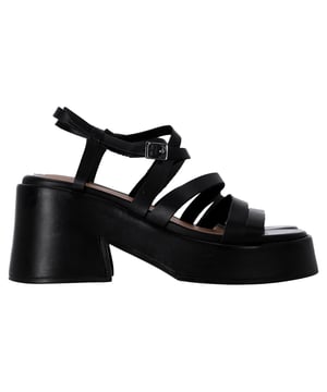VINTAGE, UVP WIE NEU  
Die Ganni Riemchen-Plateau-Sandalen aus schwarzem Kalbsleder bieten eine gewagte, modische Wendung für die Alltagsschuhe. Hergestellt aus hochwertigem Leder und ausgestattet mit kreuzgeformten Riemen, einem unterstützenden Slingback und dicken Gummisohlen, vereinen diese Sandalen edgy Stil mit ganztägigem Komfort. Die erhöhte Plattform sorgt für einen Hauch von Höhe und bleibt gleichzeitig bequem, perfekt für Stadtbummel oder Wochenendausflüge. **Styling-Tipp:** Kombinieren Sie sie mit einem luftigen bedruckten Maxikleid oder locker geschnittenen, verkürzten Hosen und einem eingesteckten T-Shirt für einen coolen, skandinavisch inspirierten Look.

Ganni Riemchen-Plateau-Sandalen aus schwarzem Kalbsleder

Zustand: Ausgezeichnet  
Abnutzungserscheinungen: Keine sichtbaren Abnutzungserscheinungen. Kein Fleck an der Innensohle, sehr leichter Fleck an den Sohlen.  
Verpackung: Keine  
Farbe: Schwarz  
Material: Leder | Kalbsleder  
Größe: EU | 41  
Maße: Absatzhöhe: 90; Innensohlenlänge: 260  
SKU: TONPUFRSH466362W