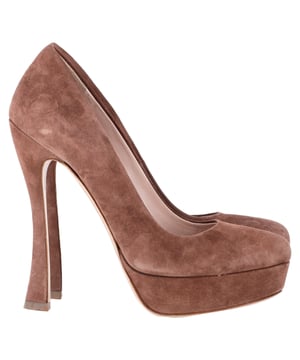 VINTAGE, UVP WIE NEU  
Die Miu Miu Plateau-Pumps aus braunem Wildleder bieten ein luxuriöses, retro-inspiriertes Design, das mühelos Eleganz und modernen Stil vereint. Hergestellt aus weichem Wildleder, verfügen diese Pumps über eine robuste Plattform und eine schlanke Silhouette, die die Beine verlängert und gleichzeitig Komfort bietet. Kombinieren Sie sie mit einem Midirock oder einem maßgeschneiderten Anzug für einen schicken, anspruchsvollen Look, oder tragen Sie sie mit engen Jeans für einen lässigeren, modebewussten Stil. Das reichhaltige braune Wildleder sorgt für Vielseitigkeit und ergänzt problemlos sowohl neutrale Töne als auch lebendige Farben in Ihrer Garderobe.

Miu Miu Plateau-Pumps aus braunem Wildleder

Zustand: Sehr gut  
Abnutzungserscheinungen: Umfassen die Box, kleinere Markierungen, leicht benutzt, aber sehr gut gepflegt. Kleine Markierung an den Sohlen und Faltenbildung, leichte Abnutzung an den Sohlen und Absätzen.  
Verpackung: Box  
Farbe: Braun | Ocker  
Material: Wildleder | Wildleder  
Größe: IT | 35  
Maße: Absatzhöhe: 130; Innensohlenlänge: 270  
SKU: NAPPUGBSH464754W