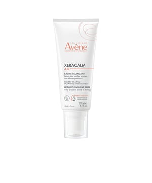 XERACALM bálsamo lipídico de Avène. El Bálsamo relipidizante XeraCalm A.D es una solución eficaz para aliviar los picores ocasionados por la sequedad de la piel, respetando además el microbioma cutáneo. Su fórmula incluye I-modulia®, un innovador activo posbiótico derivado del Agua Termal de Avène, que ayuda a disminuir el picor*, estimula las defensas naturales de la piel y combate las irritaciones. También contiene Cer-omega, que son lípidos que replican los componentes de la piel, actuando sobre la sequedad y restaurando la barrera cutánea. Por último, el Agua Termal de Avène aporta propiedades calmantes, antiirritantes y suavizantes. Este tratamiento es ideal para pieles muy secas que tienden a sufrir de dermatitis atópica y picazón en bebés, niños y adultos. Es no comedogénico y está libre de fragancias, lo que minimiza el riesgo de reacciones alérgicas al utilizar solo ingredientes beneficiosos para la piel. Su alta eficacia garantiza una seguridad óptima y respeto por la piel y su microbioma, gracias a la tecnología de Cosmética estéril®, que asegura la esterilidad del producto durante todo su uso, junto con un envase con dispensador hermético. *Debido a la sequedad cutánea. BENEFICIOS: • ANTIPICOR: Eficacia validada por dermatólogos del Foro Europeo de Dermatología para el tratamiento del eccema atópico (categoría Emoliente PLUS**). • RELIPIDIZANTE: Alivia las pieles muy secas y con tendencia a la dermatitis atópica y picazón. • CALMANTE gracias a su contenido de Agua Termal de Avène. **“Formulación tópica con excipientes y activos no medicinales adicionales”. Reconocida por el Foro Europeo de Dermatología, Directrices para el tratamiento del eccema atópico (dermatitis atópica), 2018.