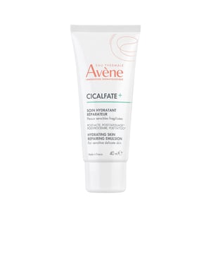 Die CICALFATE Reparaturcreme von AVÈNE ist eine spezielle Emulsion, die für empfindliche Haut entwickelt wurde. Diese Creme* bietet intensive Feuchtigkeit, beruhigt und desinfiziert die Haut, die durch oberflächliche dermatologische Eingriffe wie Peelings, Lasern oder Microneedling sowie durch Tätowierungen** gereizt wurde. Cicalfate+ ist ideal für die empfindliche Haut von Erwachsenen, sowohl im Gesicht als auch am Körper, und besteht zu 91 % aus Inhaltsstoffen natürlichen Ursprungs. Sie lindert unangenehme Empfindungen wie Brennen oder Kribbeln, sorgt für langanhaltende Feuchtigkeitszufuhr und unterstützt die Haut bei der Regeneration. Dank ihrer speziellen, flüssigen und parfümfreien Formulierung ist sie besonders gut für gereizte Haut geeignet. *Unterstützt die Heilung der obersten Hautschicht. **Nach vollständigem Abheilen der Epidermis anwenden.