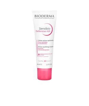 La crema SENSIBIO DEFENSIVE RICA de BIODERMA está diseñada para la hidratación y la calma de pieles secas y muy secas. Su fórmula rica ofrece un alivio diario, fortaleciendo la defensa natural de las pieles sensibles. Proporciona una sensación de calma tanto de inmediato como en el largo plazo, reforzando la barrera cutánea y brindando protección contra las agresiones cotidianas. Con una duración de hidratación que alcanza hasta 12 horas, mejora la calidad de vida de aquellos que padecen de sensibilidad en la piel. Su textura densa y envolvente contribuye a nutrir y suavizar la dermis.