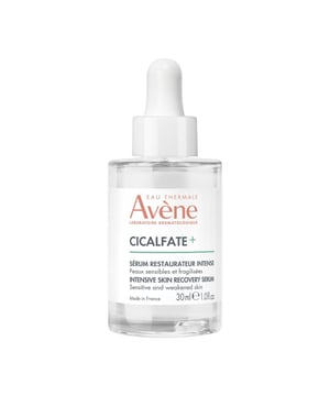 CICALFATE+ Sérum de AVÈNE. Este serum con ácidos naturales patentados es 1,5 veces más efectivo que el ácido salicílico y logra una piel más refinada en solo 10 días. Su combinación única de ácidos láctico y succínico trabaja para minimizar imperfecciones, poros y marcas. Además, el ácido glutámico contribuye a regular la producción de sebo, controlando así el exceso de grasa.   Entre sus propiedades, se destaca su formulación que incluye Agua Termal de Avène, la cual ayuda a calmar, reforzar y equilibrar la piel. Está diseñado especialmente para pieles sensibles y ha sido testeado en condiciones que simulan la piel con tendencia a desarrollar acné. Este serum exfoliante AHA es muy puro, ya que contiene solo 10 ingredientes y un 99 % de ellos son de origen natural. *Patente registrada.*   Los estudios realizados ex vivo muestran cómo la acción combinada de los ácidos láctico y succínico contrasta con la del ácido salicílico, usando concentraciones equivalentes en la comparación de la rigidez del estrato córneo. *Estudio en 74 participantes que utilizaron el serum por la mañana y/o por la noche.*
