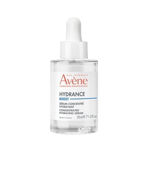 El sérum Hydrance Boost de AVENE es un concentrado que proporciona una intensa hidratación facial. Este producto se convierte en un verdadero aliado, ya que ofrece una acción hidratante que se mantiene durante 48 horas*, ideal para pieles sensibles y deshidratadas. Su formulación, que incluye ácido hialurónico y vitamina B3, está compuesta por un 96% de ingredientes de origen natural. La textura es ligera, similar a un gel acuoso, que se absorbe con facilidad mediante un suave masaje con los dedos, brindando a la piel una sensación fresca y no grasa. Con Hydrance Boost, se logra un aumento en la hidratación cutánea, promoviendo una piel suave, radiante y saludable, recuperando así su confort, flexibilidad y suavidad.