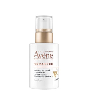 Im Laufe der Jahre nimmt die Haut Veränderungen vor: Sie wird weniger elastisch, verliert an Feuchtigkeit und wirkt matter. Dieser Effekt hat Einfluss auf die Konturen des Gesichts, was in der Dermatologie als Umkehrung des JUGENDDREIECKS bezeichnet wird. Um gezielt gegen diese Zeichen der Hautalterung vorzugehen, haben die Laboratorien von Avène ein hochkonzentriertes Serum zur Hautrestrukturierung entwickelt. Dieses Serum richtet sich an die drei Hauptprobleme des Alterungsprozesses: Verlust der Hautstruktur, Trockenheit und unregelmäßiger Hautton. Durch eine Kombination aus aktiven Inhaltsstoffen wie Bakuchiol (1,5 %), Pro-Ceramiden (2 %) und Vanille-Polyphenolen wird die Haut revitalisiert und umgestaltet und dabei empfindlich gepflegt, um maximalen Komfort zu gewährleisten. Die spezielle „Serum-in-Öl“-Technologie sorgt für eine flüssige, schmelzende Textur, die die Vorteile eines Öls für intensive Ernährung bietet. Diese hochwirksame Formel wurde an empfindlicher Haut getestet und basiert zu 88 % auf natürlichen Quellen und ist VEGAN. Vorteile: Durch umfassende Studien und Messungen belegte Effekte: Spendet für 24 Stunden Feuchtigkeit* sowie eine RESTAURIERTE HAUT für 90 % der Probandinnen**. Für 94 % der Probandinnen erscheint die HAUT STRAHLENDER**. *HI-Kinetik – 20 Teilnehmer – einmalige Anwendung. **Echte Studie – 87 Teilnehmer – mindestens 1 bis 2 Anwendungen/Tag über 28 Tage.