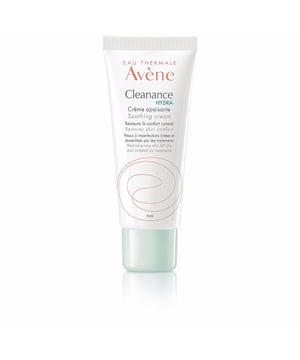 Die Avène CLEANANCE HYDRA Crème Apaisante ist eine intensiv feuchtigkeitsspendende Creme, die speziell entwickelt wurde, um den Komfort von Akne-Haut zu verbessern, die durch verschiedene Behandlungen strapaziert und ausgetrocknet wurde. Diese leicht einziehende und nicht fettende Formel sorgt dafür, dass zu Akne neigende Haut sanft beruhigt und hydratisiert wird, während ihre empfindlichen Eigenschaften berücksichtigt werden. Ihre nährende Zusammensetzung basiert auf Inhaltsstoffen wie Kokosnussöl, Sheabutter und Jojobaöl, die dazu beitragen, das erforderliche Wohlgefühl zurückzubringen. Zusätzlich profitiert die Haut von der entspannenden und lindernden Wirkung des Avène-Quellwassers. Das Endresultat ist eine beruhigte, geschmeidige und gut geschützte Haut, ohne ein unangenehmes fettiges Gefühl.
