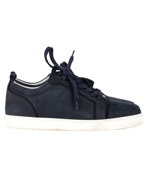 VINTAGE, UVP WIE NEU
Die Louis Junior Sneakers von Christian Louboutin aus navyblauem Leder bieten eine elegante, polierte Interpretation des klassischen Low-Tops. Hergestellt aus geschmeidigem Kalbsleder und versehen mit tonalen Schnürsenkeln, bieten diese Sneakers eine mühelos saubere Silhouette – ganz im Zeichen der ikonischen roten Sohle der Marke. Raffiniert und gleichzeitig lässig, lassen sie sich nahtlos mit allem von schicker Maßkleidung bis hin zu Wochenend-Denim kombinieren. Es ist lässiger Stil, verfeinert durch Luxus.

Christian Louboutin Louis Junior Sneakers aus navyblauem Leder
Zustand: Sehr gut
Gebrauchsspuren: Geringe Abnutzung, leicht benutzt, aber sehr gut gepflegt. Kleine Markierung an den Sohlen & Faltenbildung, leichte Kratzer an Sohlen und Fersen.
Verpackung: Keine
Farbe: Blau | Navy blau
Material: Leder
Größe: EU | 42,5
Maße: Absatzhöhe: 30; Innensohlenlänge: 300
SKU: MRPPUGBSH468138W