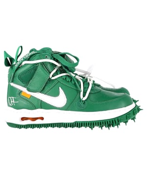 VINTAGE, UVP WIE NEU  
Der Nike Air Force 1 Mid x Off-White™ in Pine Green ist mehr als nur ein Sneaker – er ist eine kulturelle Hommage an den I-95-Korridor, das Straßen-Erbe und den Flair der frühen 2000er. Hergestellt aus bold grünem Leder, bietet dieser neu interpretierte Klassiker Branding im Airbrush-Stil, Flywire-Schlaufen für doppelte Schnürung und Virgils unverwechselbare Off-White™-Codes. Er ist Teil Hommage, Teil Evolution – und 100% Statement. Kombiniere sie mit Cargo-Hosen, einem Grafik-T-Shirt und einer übergroßen Jacke für ein vollständiges Y2K-Revival. Oder halte es clean mit schmal geschnittenen Jogginghosen und einem minimalistischen Hoodie, um die Sneakers hervorzuheben.

mit Box

Nike Air Force 1 Mid x Off-White ™ Sneaker in grünen Leder  
Zustand: Ausgezeichnet  
Gebrauchsspuren: Box inklusive. Keine sichtbaren Gebrauchsspuren. Keine Markierung auf der Innensohle. Sehr leichte Markierung an den Sohlen.  
Verpackung: Box  
Farbe: Grün  
Material: Leder  
Größe: UK | 3.5  
Maße: Fersenhöhe: 30; Innensohlenlänge: 270  
SKU: NAPPUGBSH468304W